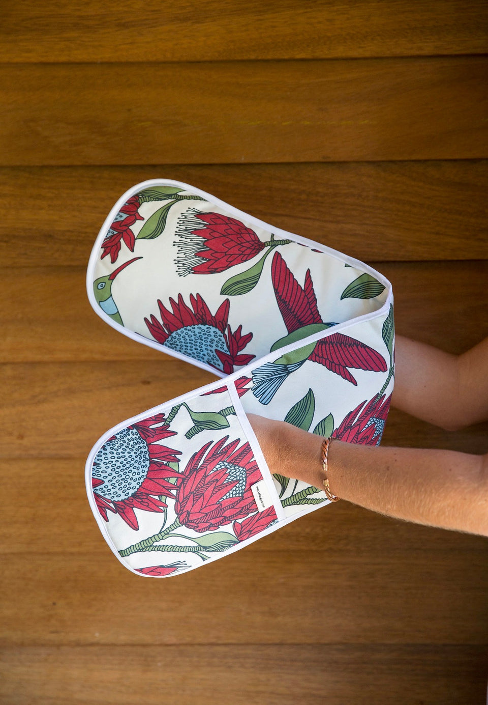 Alove Supreme Joined Oven Gloves Protea (Red on White)