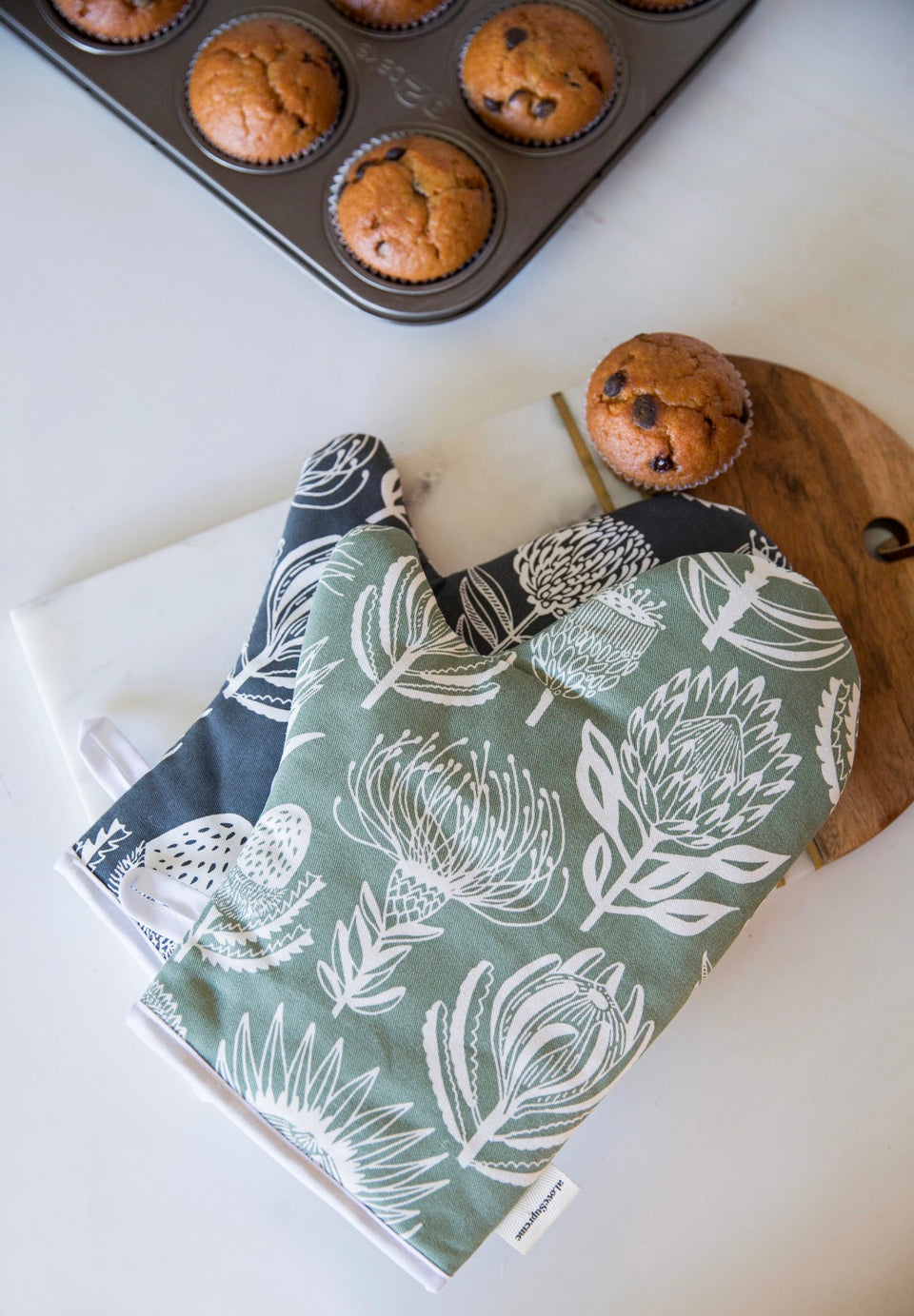 Alove Supreme Single Oven Glove Floral Kingdom (White on Sage)