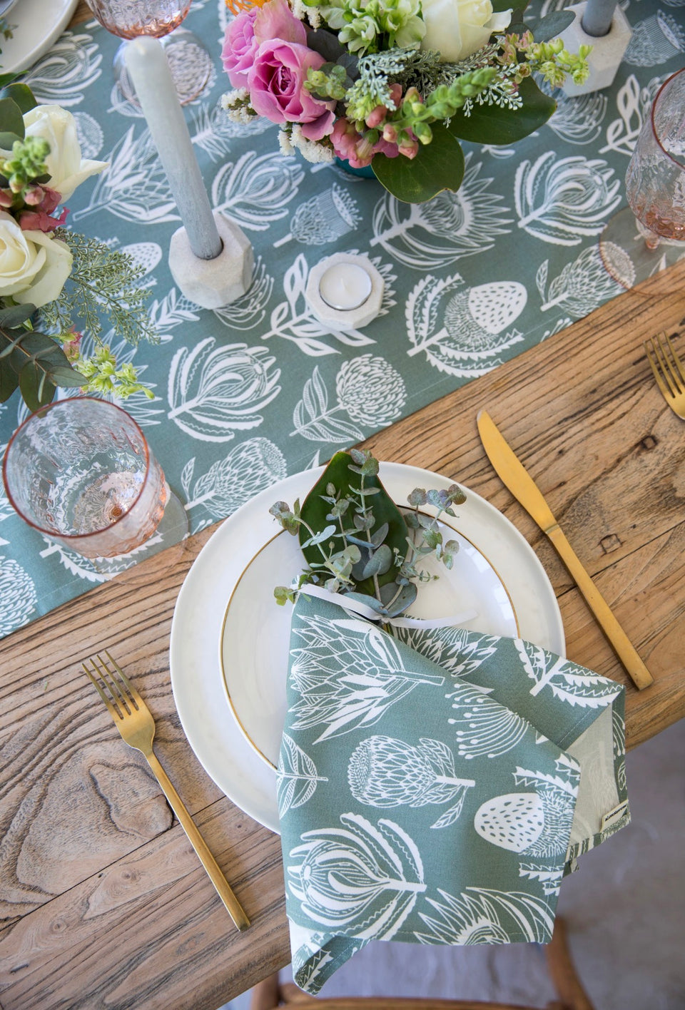 Alove Supreme Floral Kingdom Table Runner – White on Sage