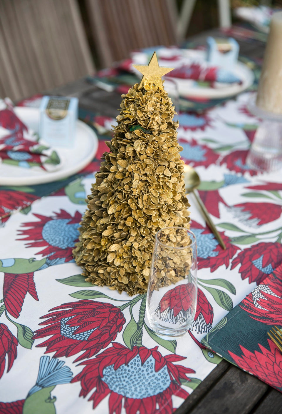 Alove Supreme Protea Table Runner – Red on White