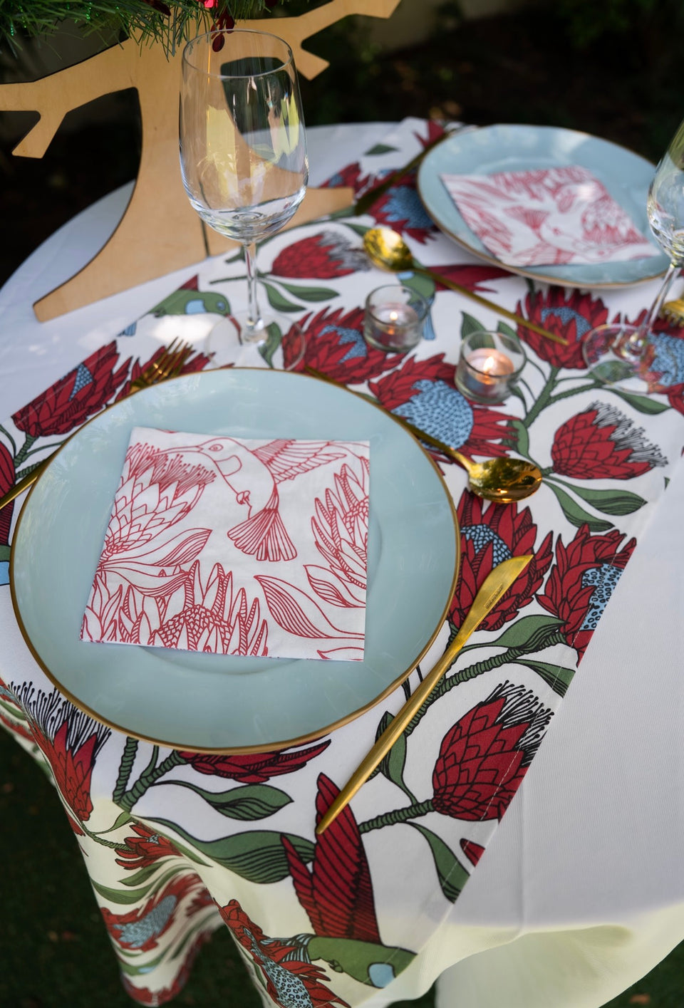 Alove Supreme Protea Table Runner – Red on White