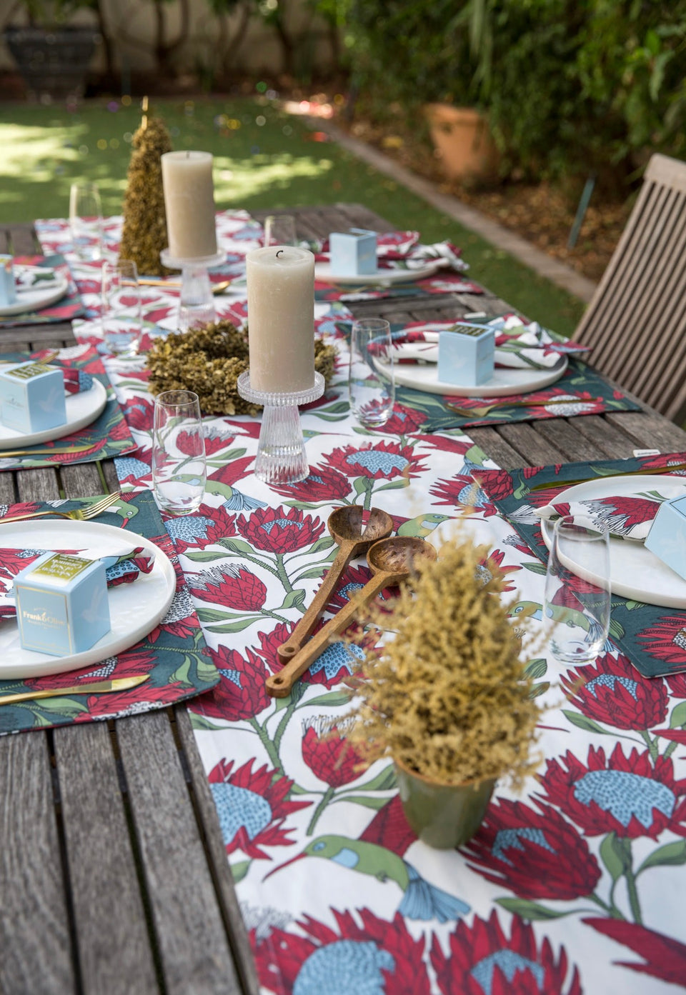 Alove Supreme Protea Table Runner – Red on White
