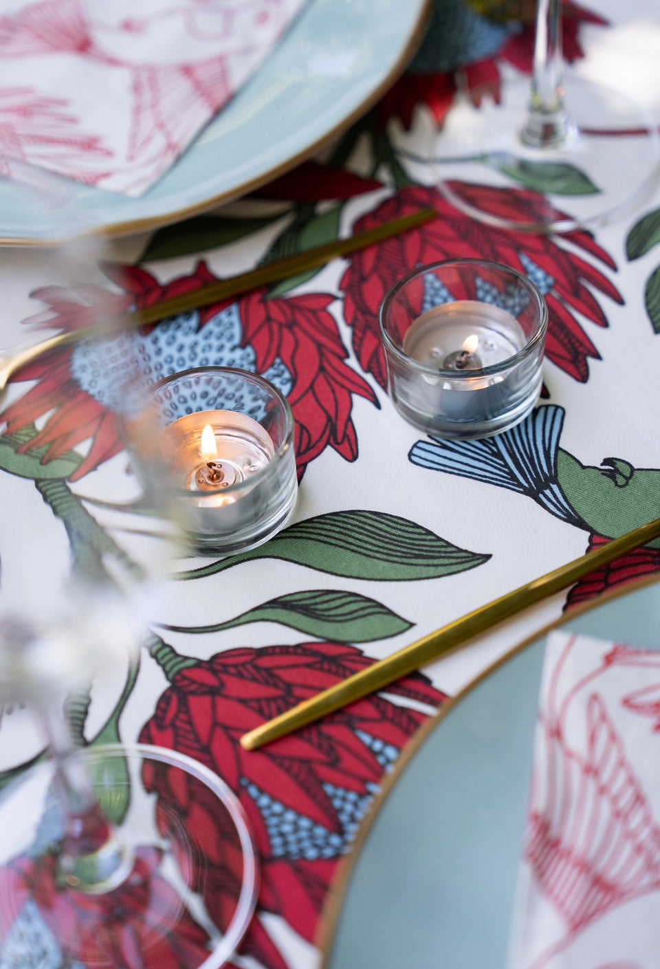 Alove Supreme Protea Table Runner – Red on White