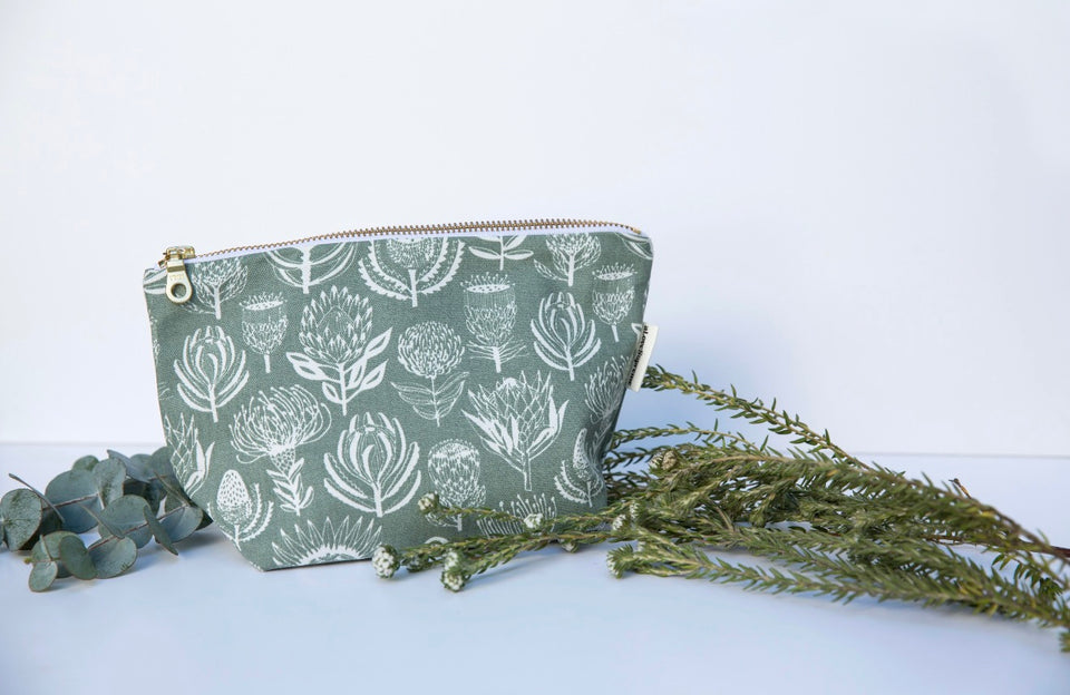 Alove Supreme Makeup Pouch Floral Kingdom (White on Sage)